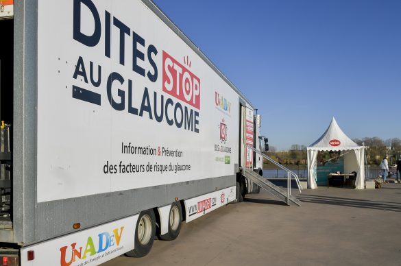 Photo du bus du glaucome de l'UNADEV sur les quais de Bordeaux