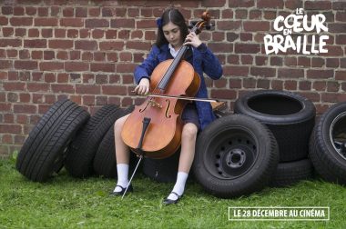 Extrait du film "Le cœur en braille" où l'héroïne joue du violoncelle, assise sur des pneus de voitures