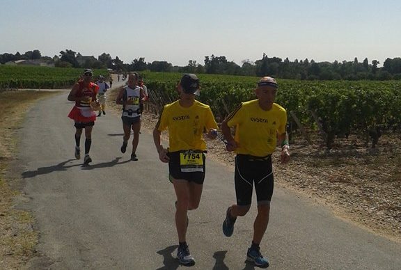 Michel et son guide en pleine course (marathon du Médoc)