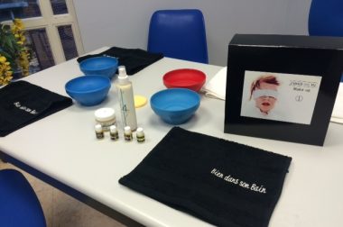 Des produits disposés sur une table pour un atelier de maquillage