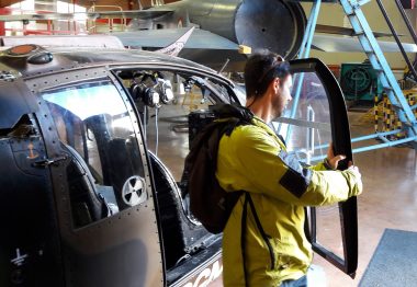 Une personne déficiente visuelle touche la porte d'un hélicoptère à l'Aérocampus de Latresne