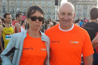 Marianne malvoyante sur la place de la Bourse à Bordeaux pour le marathon