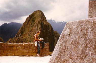Jean-Pierre Brouillaud Pérou assis devant une montagne. 