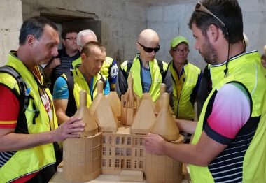 Le groupe en train de toucher la maquette du château de Chambord