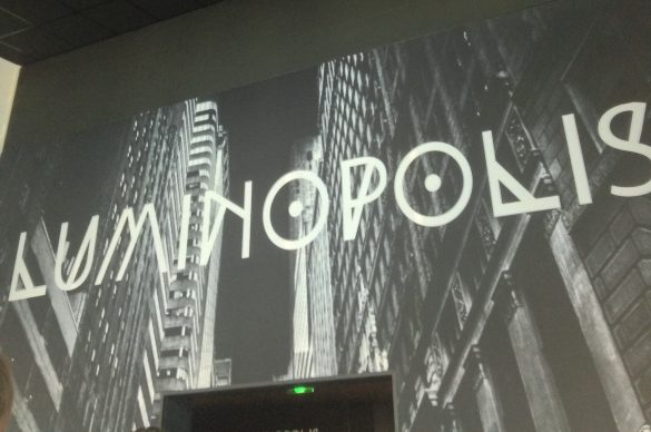 Panneau en noir et blanc avec le titre de l'exposition Luminopolis à Bordeaux