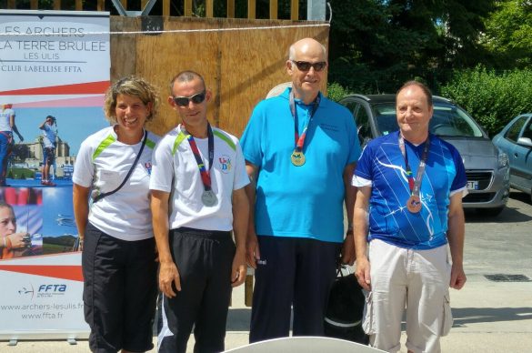 Championnat de tir àl'arc, les 3 gagnants sont sur le podium avec la coach.