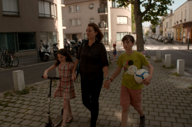 Anne-Sarah marche avec  ses enfants. 