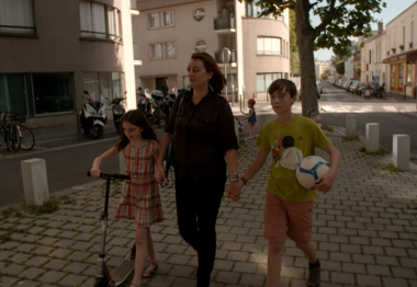 Anne-Sarah marche avec ses enfants.