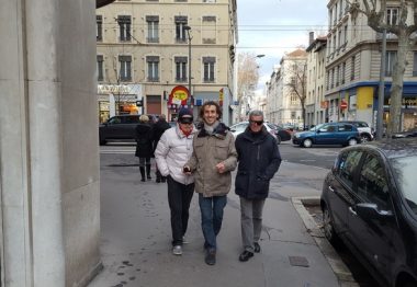 Pierre Duvinage et desbénvoles avec bandeua dans les rues de Lyon