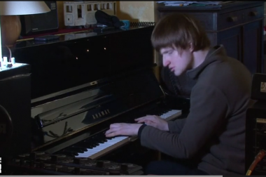 Jeune homme qui joue du piano