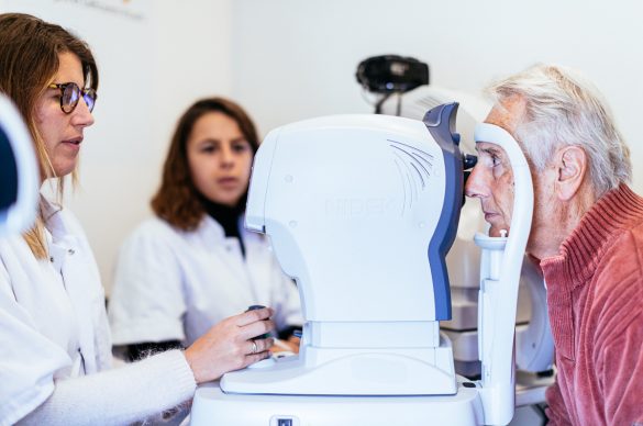 Une ophtalmologiste réalise des examens oculaires sur un patient dans le Bus du Glaucome de l'UNADEV, assistée de l'orthoptiste de l'UNADEV