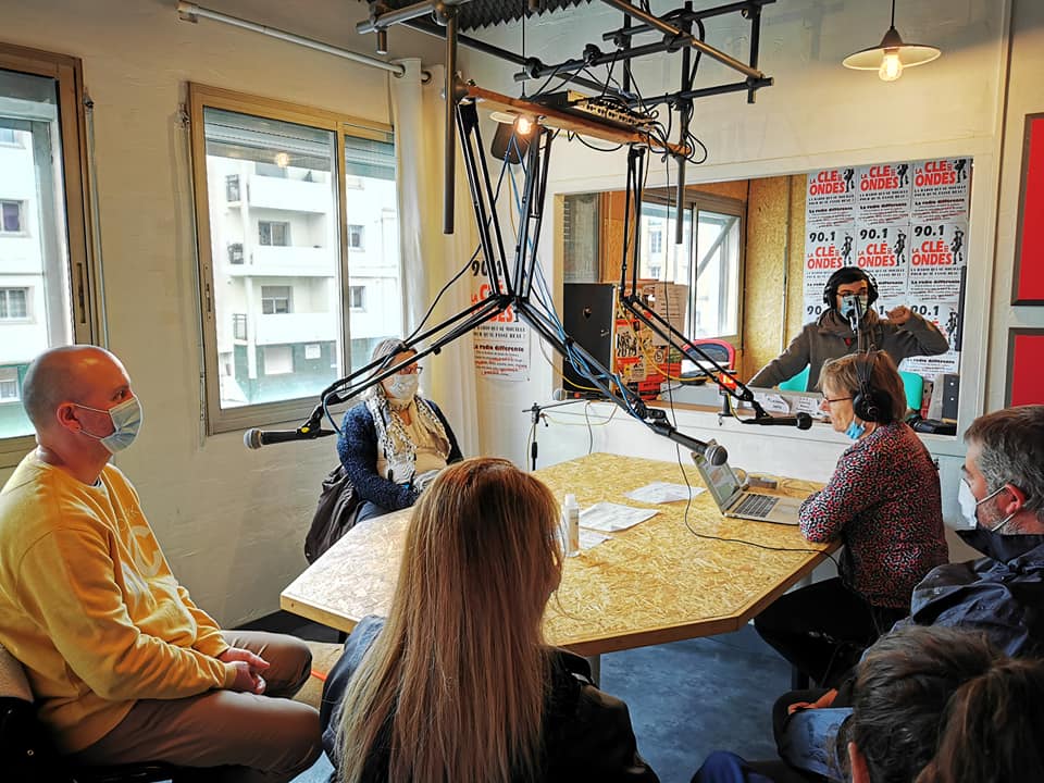 Les bénéficiaires de l'UNADEV en studio d'enregistrement.