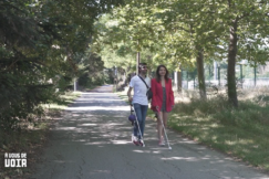 Anna et Olivier dans un parc de Toulouse, chacun avec leur canne blanche